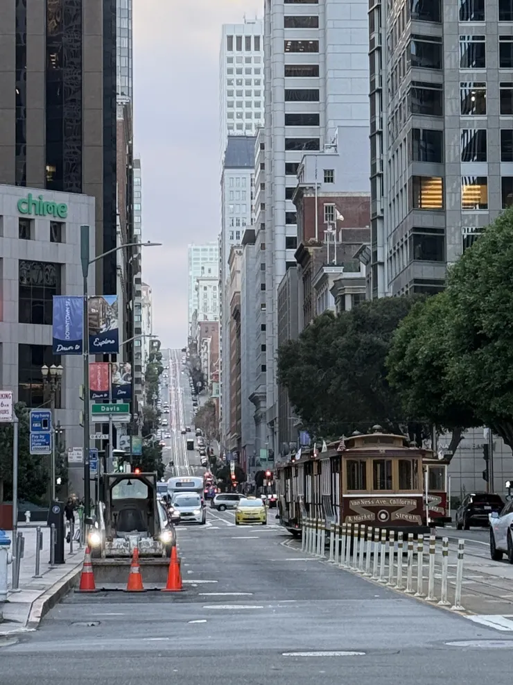 往遠處可以看見舊金山的道路有多陡