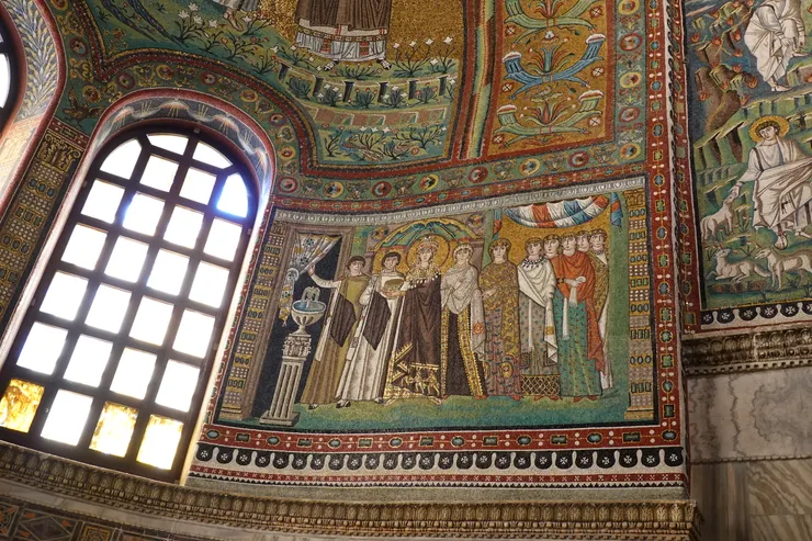 聖維塔教堂Basilica di San Vitale中,被加了光環的西奧朵拉皇后