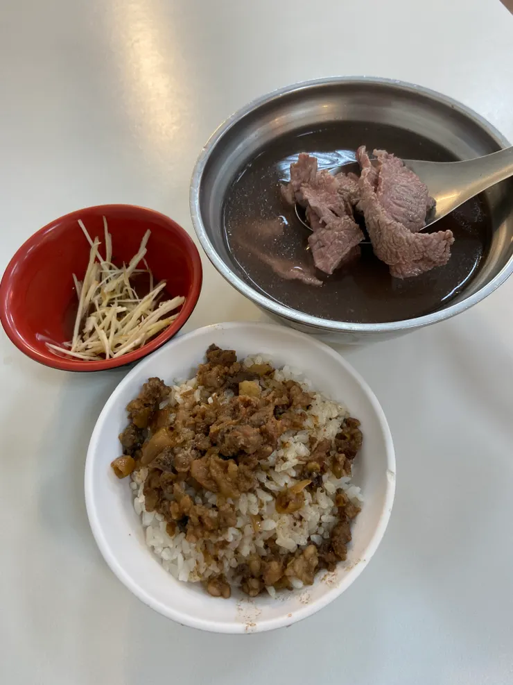看起來不起眼的肉燥飯，差點讓我撐死