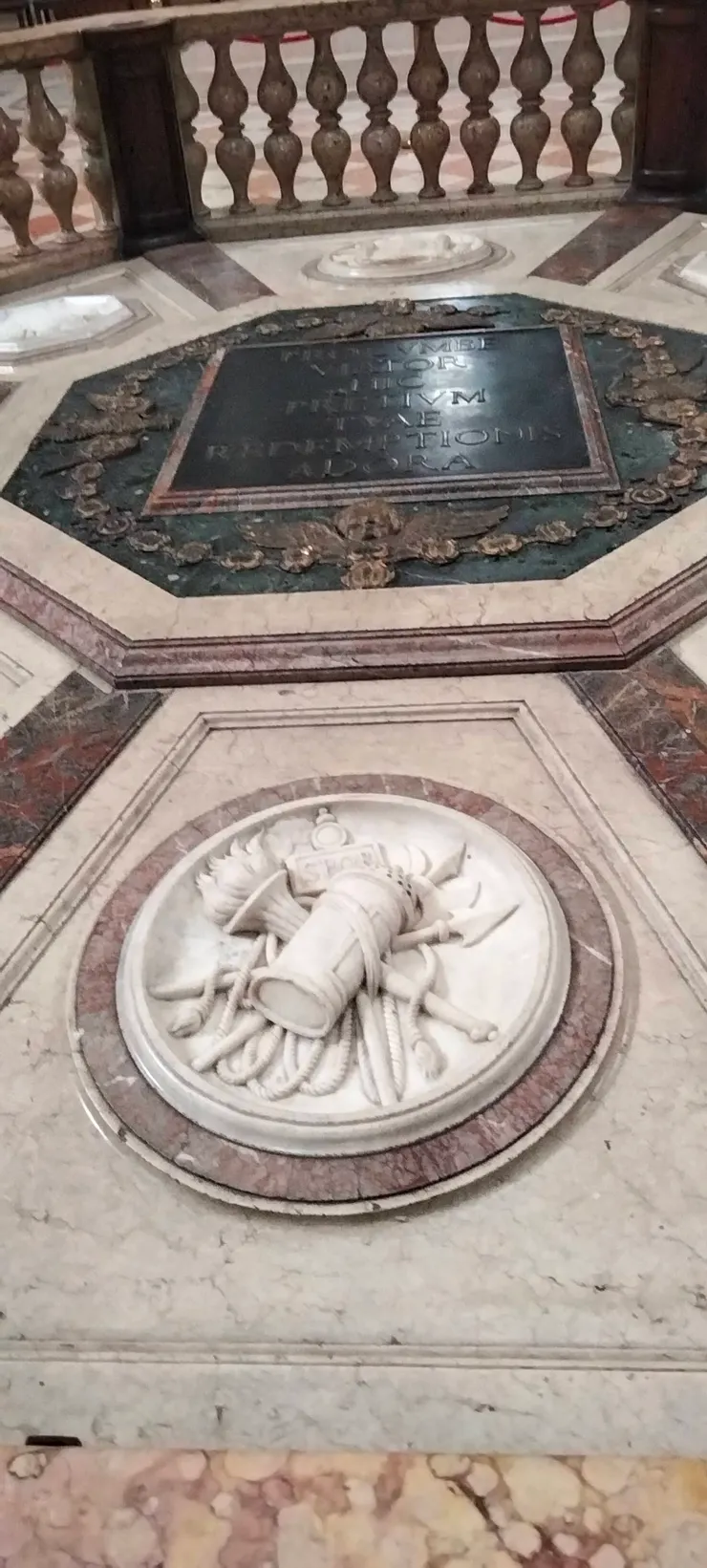 此處下方的地下室，收藏著基督的寶血