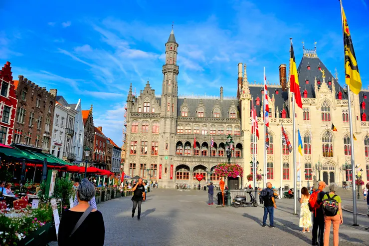 【集市廣場，週邊商家、歷史博物館、省議會廳。】