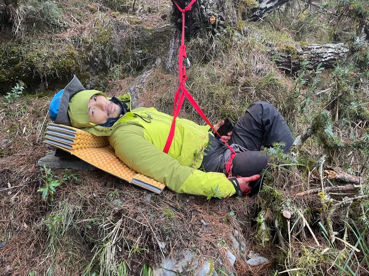 夠長的扁帶可以當簡易止血帶，剩下的部分就將小曾固定在樹上，以防再次墜落造成三次傷害。