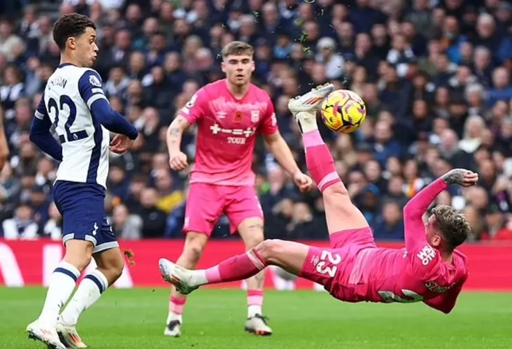 史摩迪斯倒掛入球助葉士域治領先1:0