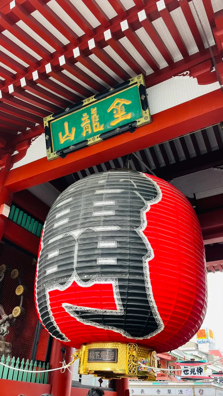 雷門下面有「松下電機」字樣，也見證了捐贈的歷史。