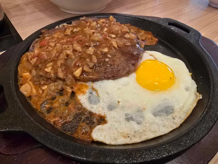 排餐可以選擇熟度,不會附麵條,想吃可以自己用火鍋煮