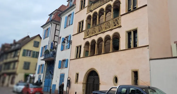 這裡不同時期的建築各具特色..隨便走都是古蹟