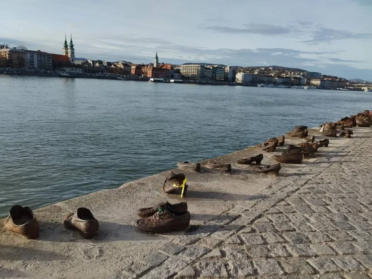 多瑙河畔的鞋子