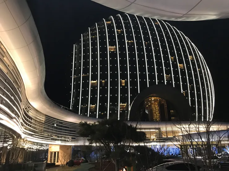 大型尾牙的場景。兩天一夜的飯店不能太隨便。