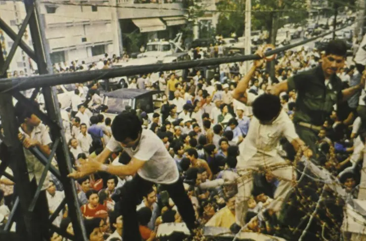 北越軍隊進入西貢，南越政府宣告瓦解，居民驚慌逃難的歷史景象