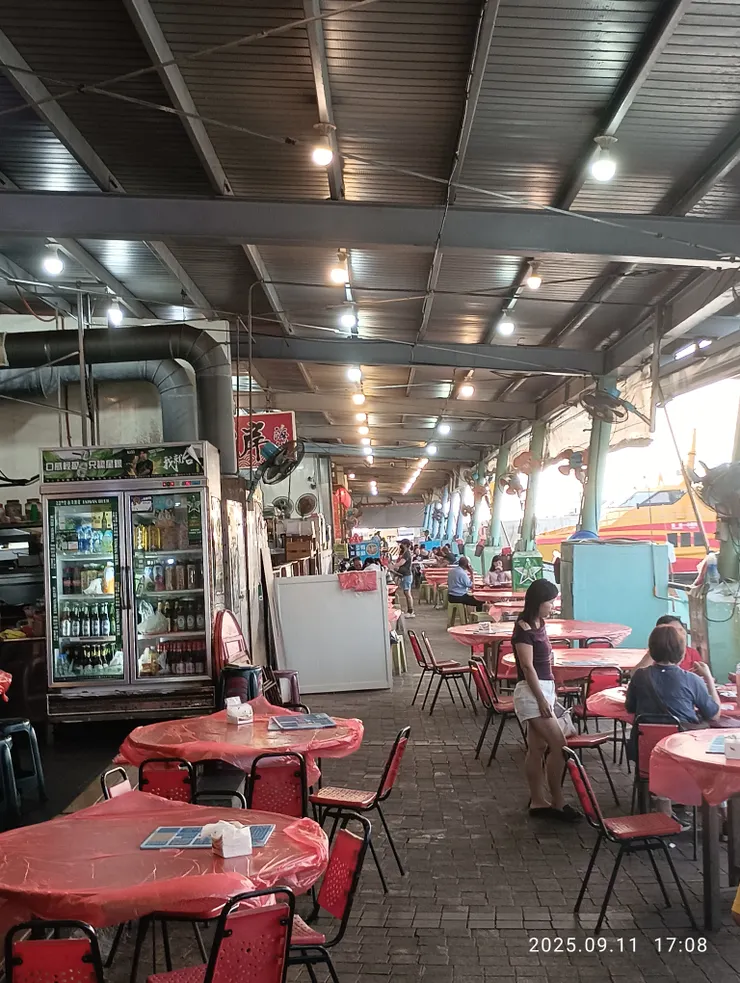 市場旁靠海可在此用餐，旁即搭船前往小琉球處