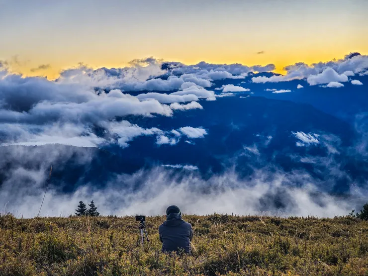 坐在草原上等待夢幻時刻