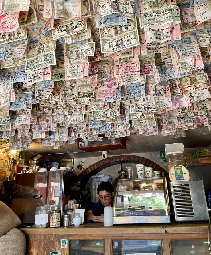 咖啡館旅人留下的各國鈔票