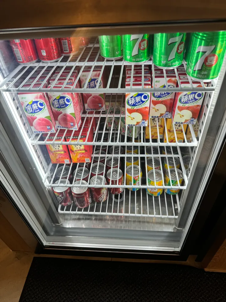 冰櫃裡飲料種類很不少