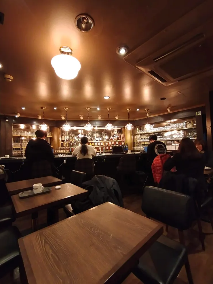 店內另一半空間圍繞吧台