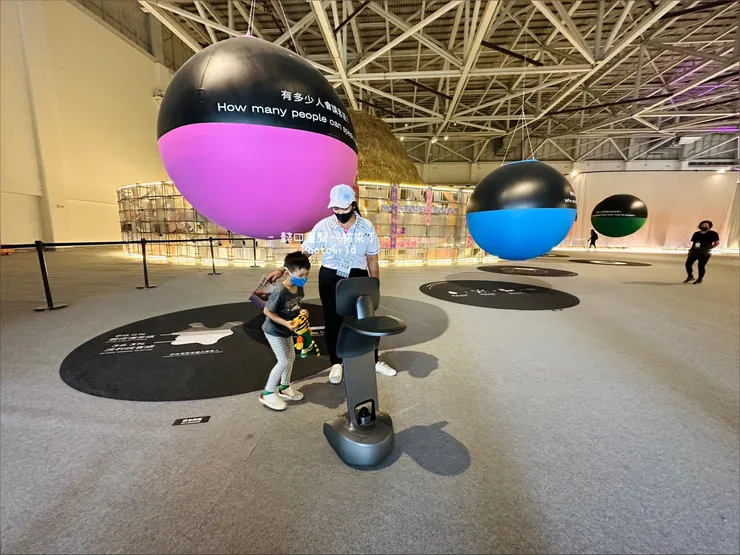 對於客家人的比例、會說客語的人口數...你知道多少？入口處這幾顆懸吊球告訴你。