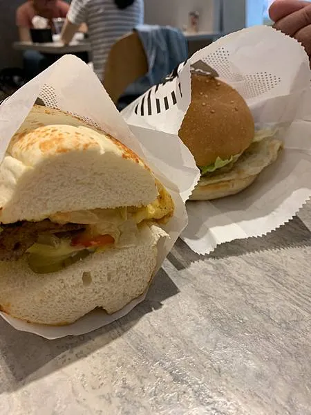 MORNI 肉片軟法麵包+黃金薯餅大峽堡