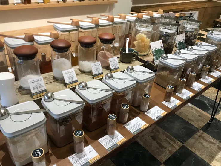 粉狀、粉末調味料區。如海鹽、玫瑰鹽、五香粉、匈牙利紅椒粉、七味唐辛子、泰式香茅粉...