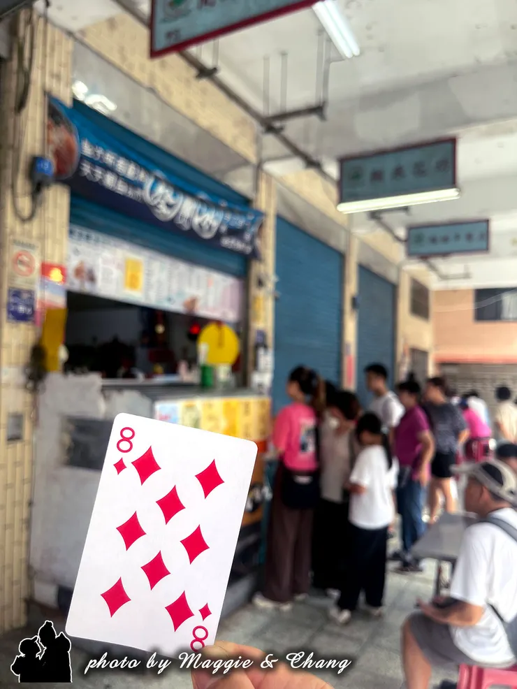 來到雙溪玩，逛完雙溪老街、去過清水坑之後，最適合來一碗冰冰涼涼的剉冰來消暑了！這間位在雙溪鄉公有零售市場裡的「雙溪蔡冰」，不僅觀光客愛來這吃冰，就連在地人也很推薦。店外總有滿滿的人潮，就是為了這一碗古早味豆花和剉冰！