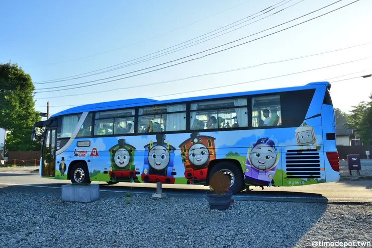 從新宿搭到山中湖畔的富士急行巴士,恰好是湯瑪士小火車設計
