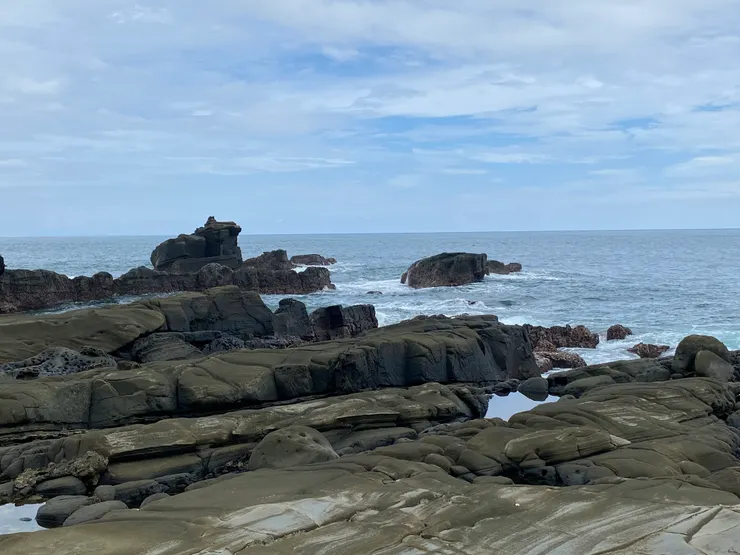 最美的海岸線，有著千百種的奇岩怪石。