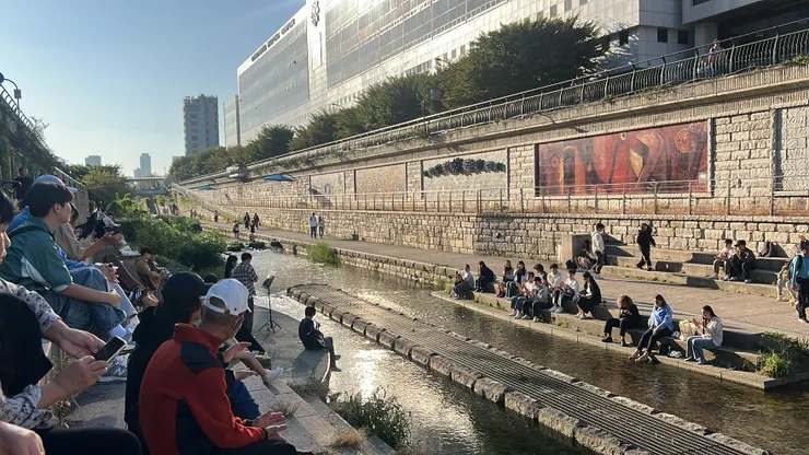 在東大門清溪川旁邊吃午餐邊看大學社團表演練膽，好青春超愛～
