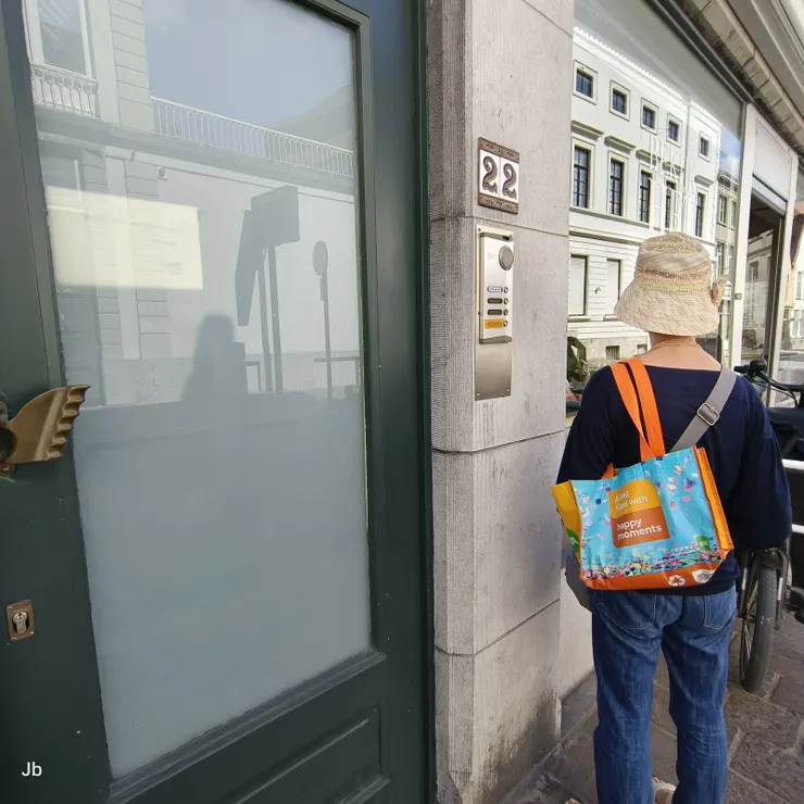【下計程車後在Langestraat St.住處門前，正打算聯絡房東，她就打開門了！】