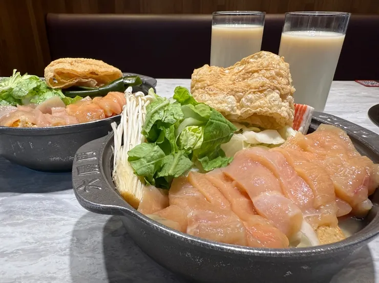 六扇門時尚湯鍋新品蒜香嫩雞胸，雞胸肉不柴讓人一口接一口。圖/李明真攝