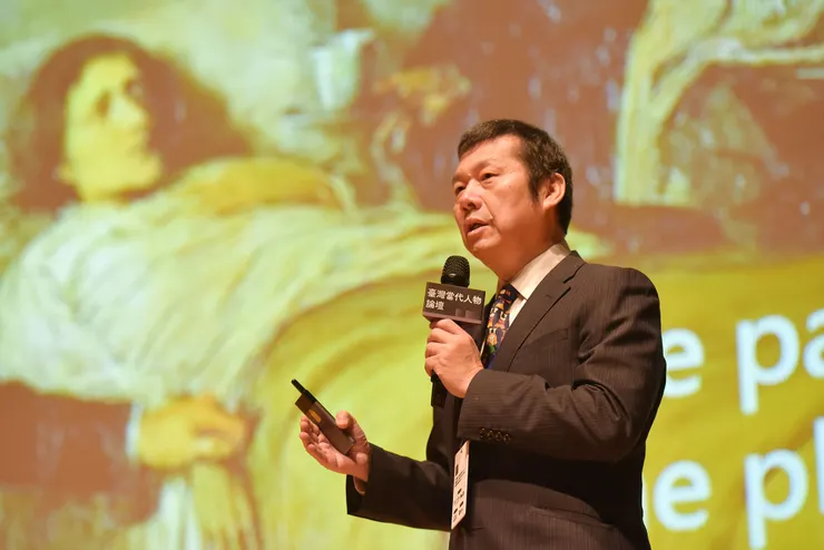 圖說:奇美醫院院長林宏榮以畢卡索畫作《科學與慈悲》為例,強調未來的智慧醫療必須將冰冷數據,轉化為對人的溫暖關懷。(資料來源:人物誌)