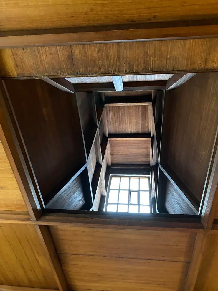 乍看像天窗，實際上是監視房間的武者隱