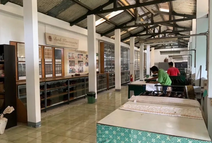 整面牆的櫃子裡有各式各樣的印模讓你自由搭配