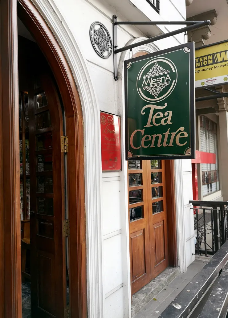 康堤市因為是傳統的紅茶中心，設有許多國際知名紅茶品牌的旗艦門市，如Mlesna, Dilmah，這是Mlesna在火車站旁的一個小門市