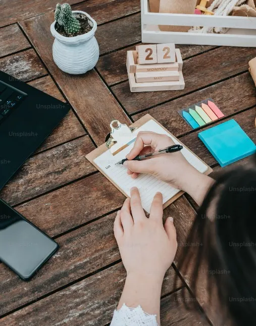 寫下你的想法於白紙上，助於整理你的思緒