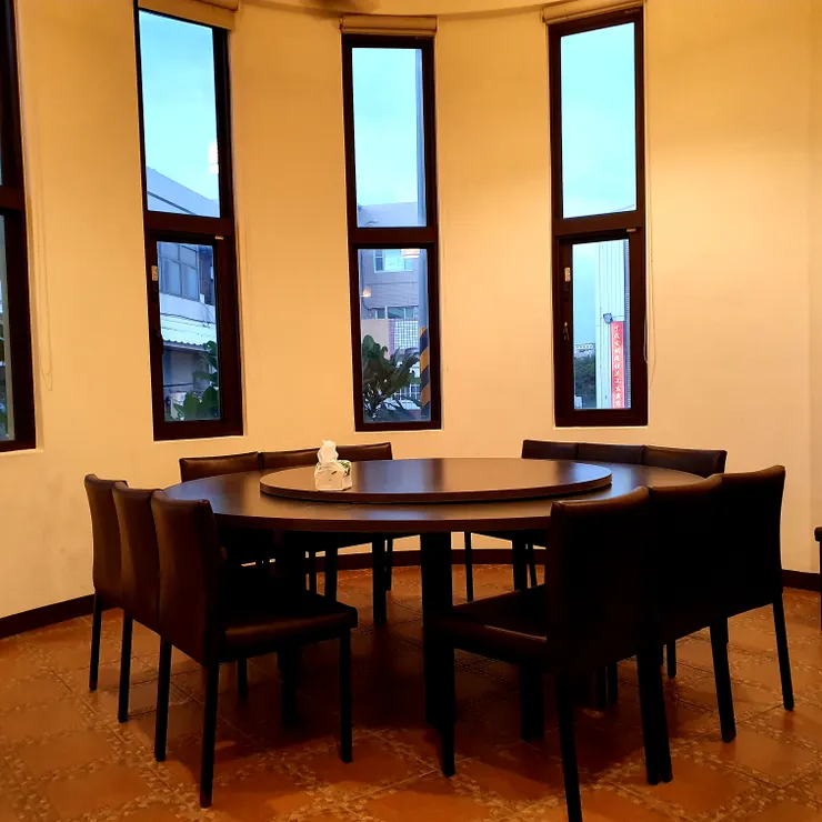 大圓桌配上窗外太陽正要下山的明亮風景