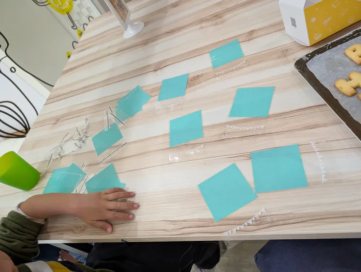 孩子幫忙撕掉雙面膠保護條