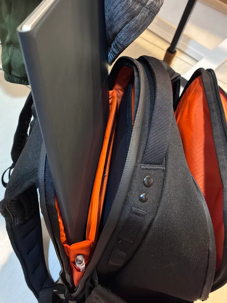 Boox Note Max 的大小很難放進日常使用的背包