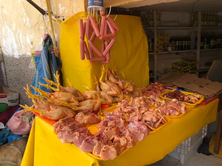 市場周邊街道的雞肉攤。