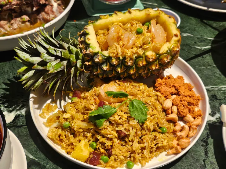 整顆鳳梨上桌，非常吸睛