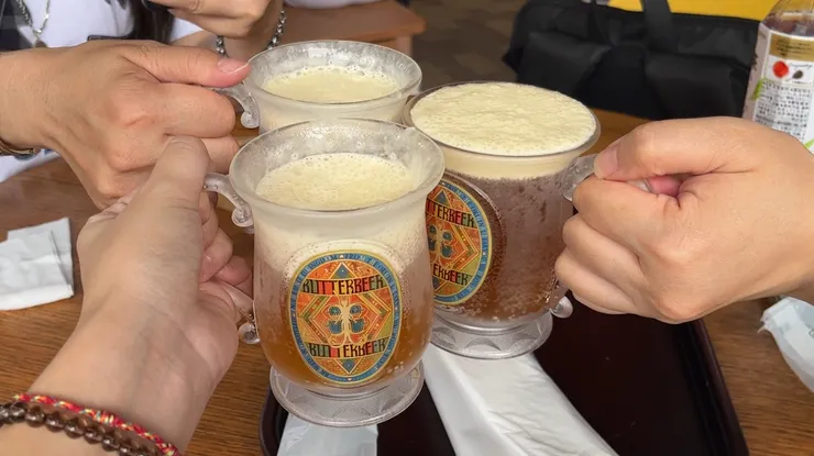 和兩位姊姊用奶油啤酒乾杯🍻這裡的杯子可以帶回家～結帳人員還會給一個手提小袋子，方便我們帶杯子回去，好貼心啊