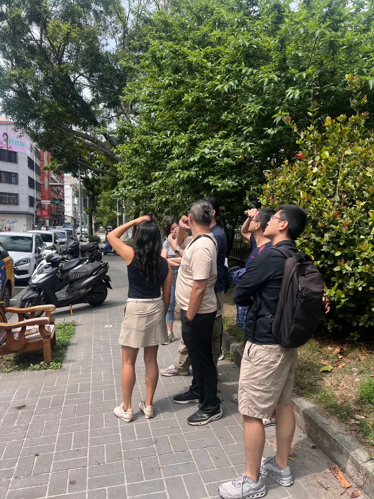 營造老闆帶去我們，去看他的另一件建築物