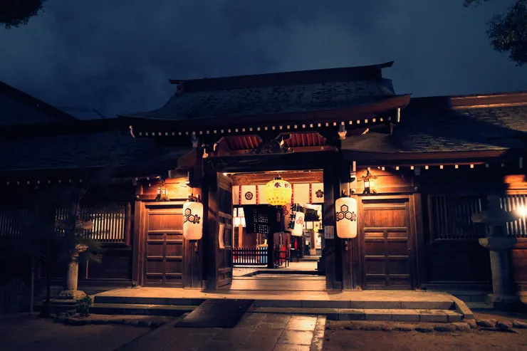 平時滿是人潮的地方，在夜間只有寧靜。