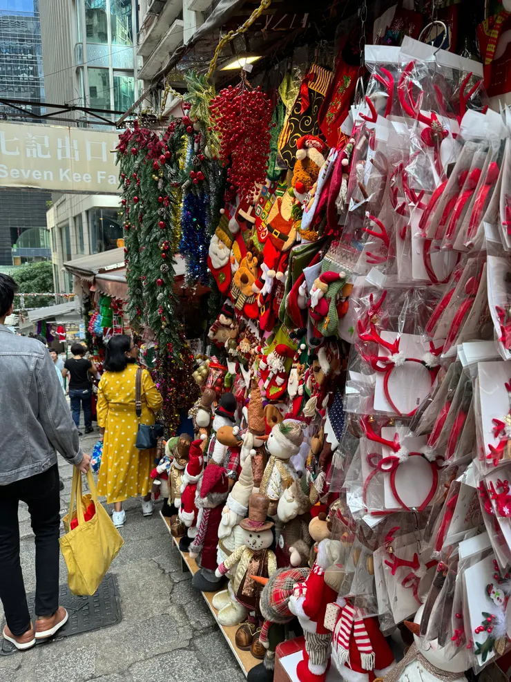 擺花街的石板路依舊很難走