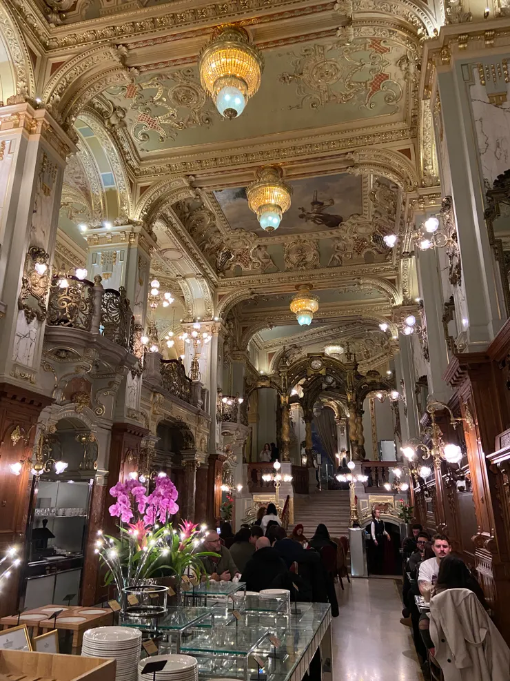 紐約宮店咖啡館 - 看看柱子、牆面還有那個天花板