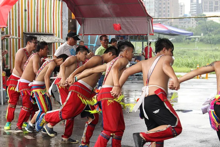豐年祭時的溪洲部落青年 By June Owen, via Wikimedia Commons