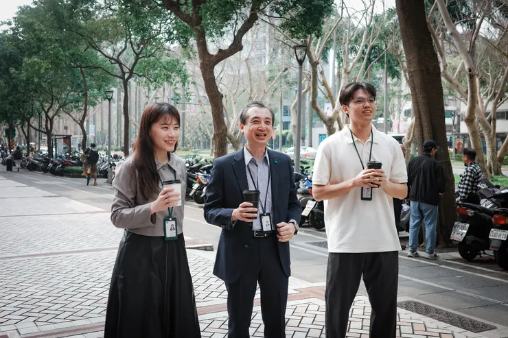 左起:實習生思涵、殷壽副總、實習生傑宇