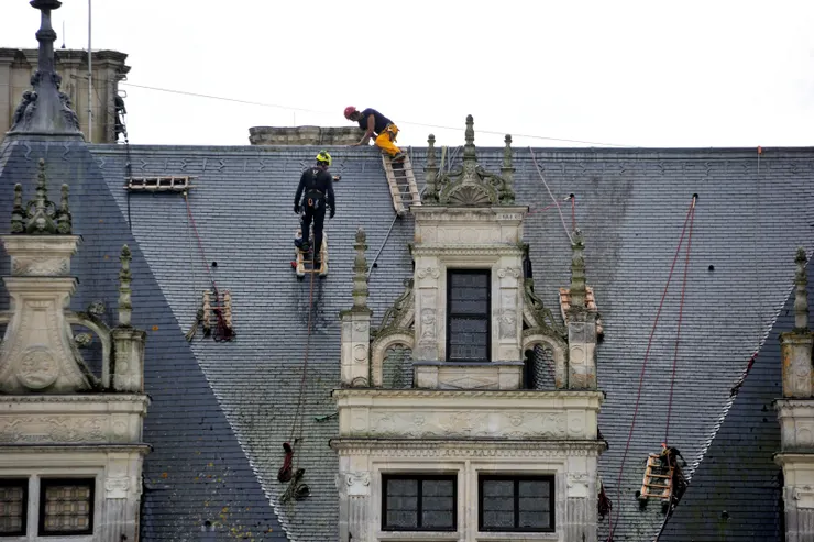 【這麼座城堡的維護可想見極其耗費人力,這天就正有工人在維修屋頂。】