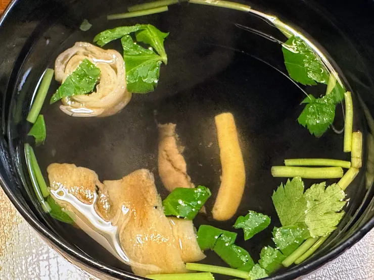 附上一碗鰻魚肝湯，除了清湯能喝，還可以和飯一起弄成茶泡飯一起吃