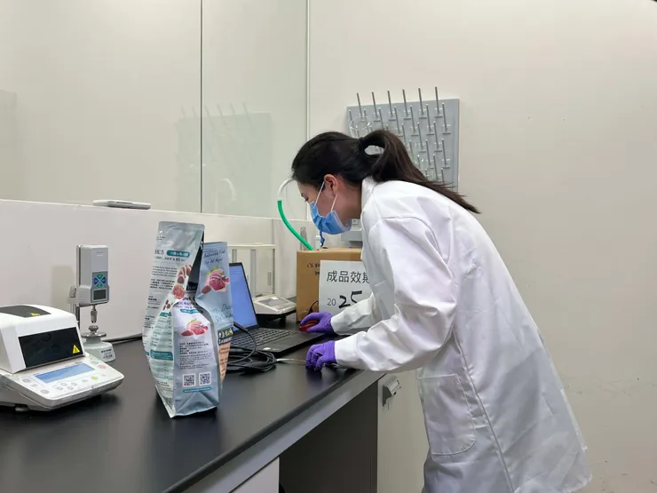 圖說：除了自主檢測與送驗公正第三方機構雙重把關，倍力所有品項皆逐批留樣至效期結束，以最高標準嚴格對待。（資料來源：倍力寵物健康食品）