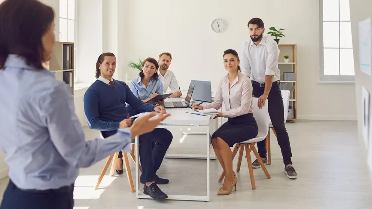 以正向思維面對挑戰，帶動團隊士氣。（圖/Canva）