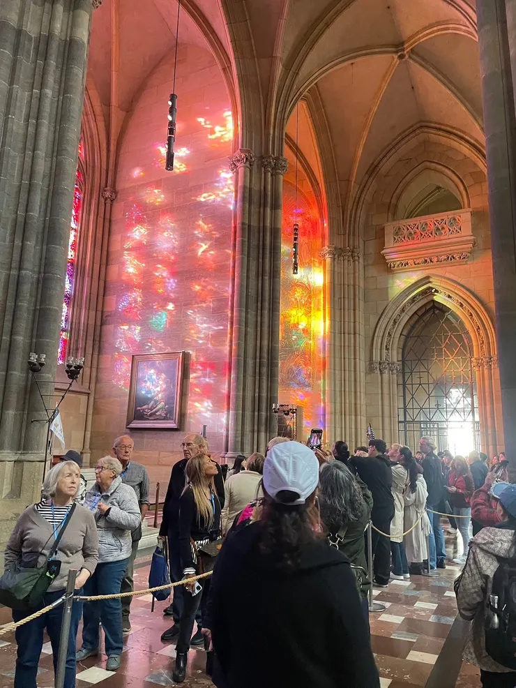 泰恩教堂著名的彩繪玻璃