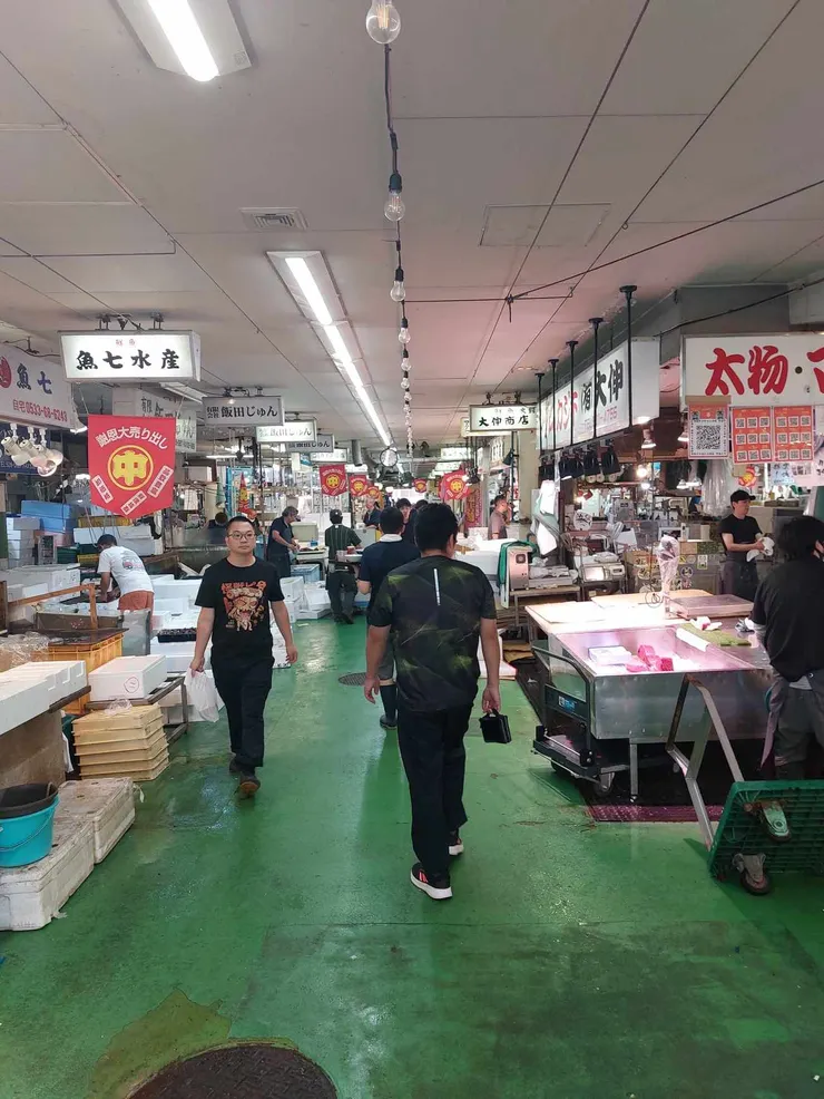 市場其實人沒到很多，而且環境真的都維持得很乾淨，很有傳統生鮮市場的感覺！